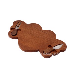 Tabla de queso de madera de forma irregular con cuchillo y tenedor para uso doméstico - Product Image 2