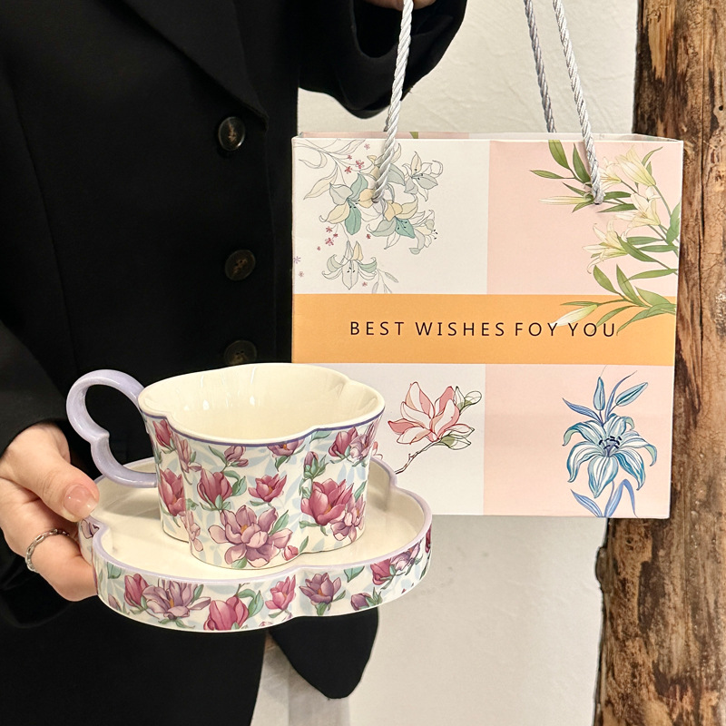 Tasse à café fleur violette, soucoupe, cuillère, coffret cadeau, sac.