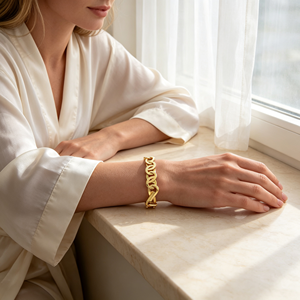 Bracelet de luxe unisexe en or plaqué 18 carats, maillons épais et fins, pour femme, idéal pour les anniversaires, vente en gros, personnalisable, par Polished Opulent Fashion - Product Image 2