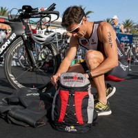 IRONMAN Lanzarote Triathlon Wasserdichter Diebstahlsicherer Rucksack mit Schuhfach, Bungee-Seil-System und Mehrfach-Taschen als Übergangstasche für