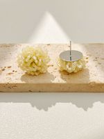 Boucles d'oreilles haut de gamme en forme de fleur comme accessoire de tenue professionnelle