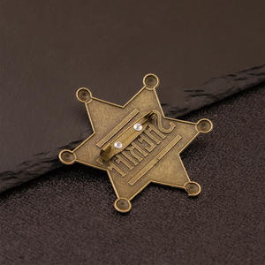 Ci sta vendendo il distintivo per la medaglia di anniversario con distintivo per lo zaino con stella lucida con spilla a stella a sei punte - Product Image 3