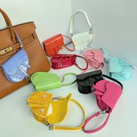 Nouvelle mini pochette à monnaie créative en cuir, étui pour écouteurs, porte-clés, breloque, ornement de voiture, petit portefeuille pour femme, cadeau
