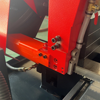 Scie à ruban horizontale semi-automatique GB4230 avec pince hydraulique pour la coupe de barres et de tuyaux métalliques