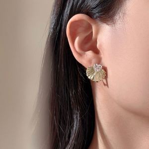 Pendientes de botón con diseño único y personalizado Dylam, chapados en oro de 14 quilates, plata S925, circonita 5A, forma de sector, para uso diario y como joyería. - Product Image 5