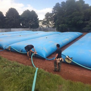 Sac de stockage d'eau en PVC en forme d'oreiller, réservoir d'eau pliable <span class=keywords><strong>pour</strong></span> l'irrigation extérieure, design léger et pliable <span class=keywords><strong>pour</strong></span> montage sur véhicule - Product Image 3