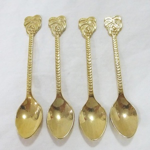 Juegos de mesa de comedor de diseño real Latón Oro Diseño en relieve Mango Acero inoxidable Cabezales plateados Juego de mesa - Product Image 2