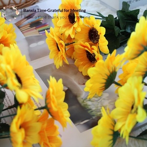Mini Bouquet de Tournesols Artificiels en Soie pour Décoration Simple à Domicile – Prix de Gros Direct Fabricant pour Mariages et Événements - Product Image 2