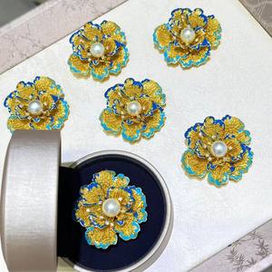 เข็มกลัดดอกโบตั๋นสีขาวสไตล์เรโทรระดับไฮเอนด์สำหรับผู้หญิงออสเตรเลีย เหมาะสำหรับติดบนชุดสูท - Product Image 2