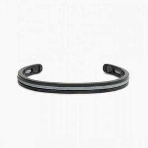 Pulsera <span class=keywords><strong>de</strong></span> acero inoxidable con forma <span class=keywords><strong>de</strong></span> C para <span class=keywords><strong>hombre</strong></span> y mujer, brazalete negro con ranura incrustada, Logo personalizado grabado en el interior - Product Image 3