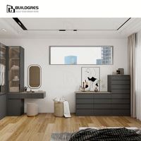 Système de dressing d'angle en bois en forme de L moderne avec portes coulissantes, design modulaire et coiffeuse intégrée