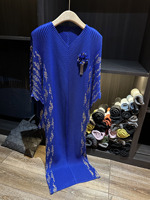 Robe longue décontractée d'automne à manches chauve-souris, haut de gamme, motif uni, plissée, col en V, coupe ample, grande taille, en satin lavable, motif floral