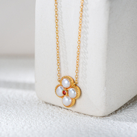 Peishang Bijoux en argent sterling 925 plaqué or 14 carats avec perles, trèfle à quatre feuilles, collier de fleurs en zircon rouge