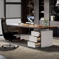 Poste de travail contemporain pour dirigeant avec base incurvée sculpturale, bureau spacieux et design d'espace de travail privé