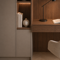 Bibliothèque de bureau à domicile personnalisée avec bureau intégré, étagères ouvertes et rangement par tiroirs
