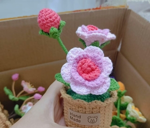 Nuova decorazione creativa per auto per la casa fatta a mano con vaso di lana lavorato a maglia con fiori e piante in vaso campana di rosa - Product Image 4