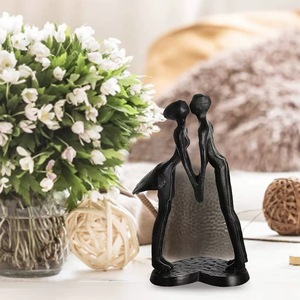 Figura Vintage de Pareja de Hierro Fundido Negro, Estatua Abstracta de Amantes que se Tienden la Mano, Base en Forma de Corazón, Escultura de Arte Metálico - Product Image 2