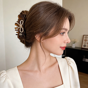 새로운 쿠키 모양 리본 귀여운 소녀 헤어 클립 아세테이트 고급스러운 속이 빈 달콤한 헤어 클로 하트 모양 금속 로고 헤어 클립 OEM/ODM - Product Image 2