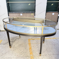 Vitrine de luxe haut de gamme pour bijoux, en verre ovale incurvé, avec cadre doré, éclairage LED, étanche, table îlot pour magasins de détail