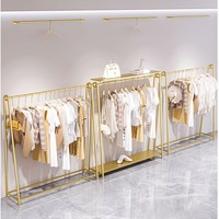 Portant Moderne pour Femmes avec Étagère Suspendue Latérale et Présentoir Doré du Sol au Plafond pour Magasin
