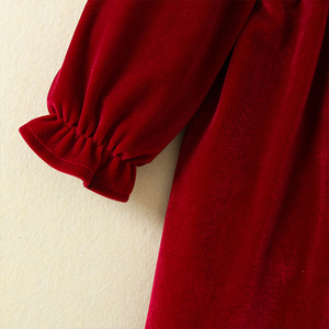 Autunno inverno abito da ragazza a manica lunga con collo in pizzo in velluto dorato con bottoni per bambini abiti natalizi per bambini Stock - Product Image 4