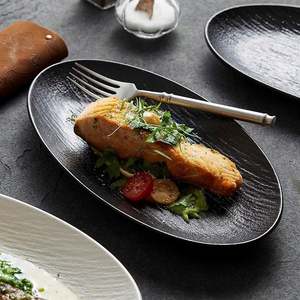 Assiette à poisson ovale en grès blanc mat et noir Assiette à salade de poisson et de sushi cuite à la vapeur en céramique pour restaurants - Product Image 5