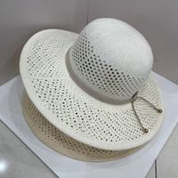 Chapeau de soleil d'été pour femme, style bob, ajouré, à large bord, respirant, en crochet, avec sangle en similicuir et pendentif perle métallique, pour le voyage et le quotidien