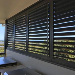 Außenzaun Terrasse Holz-Plantagen-Jalousien Aluminium-Lamellen Elektrische Faltbare Fliegengittertüren und Fenster - Product Image 4