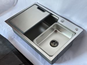 Fregadero de Cocina Moderno Leimanxi de Acero Inoxidable SUS 304 de 1.3mm de Grosor, Modelo 6845 Stretch Craft - Product Image 5