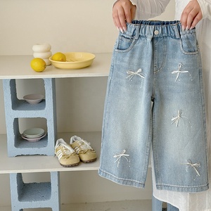 Pantaloni in Denim a Gamba Larga Azzurri con Fiocco Ricamato e Strass per Bambine, Abbigliamento Casual Quotidiano - Product Image 1