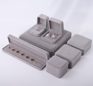 Coffret à bijoux haut de gamme fait main avec tissu en velours gris clair, base rigide, fermeture magnétique, boîte à bagues carrée - Product Image 1