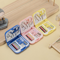Trousse de couture portable mini carrée couleur bonbon, kit DIY aiguille et fil, accessoires de couture d'urgence pour voyage, réparation de couture à la main