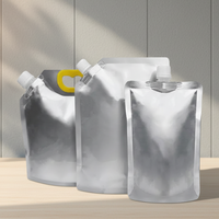 Poche en film d'aluminium OEM avec bec verseur et poignée inclinée pour emballage alimentaire sécurisé de liquides, jus et boissons