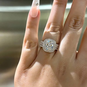 Anello di Fidanzamento da Donna T0624 con Diamante Taglio Radiant, Stile Classico con Design Halo - Product Image 2