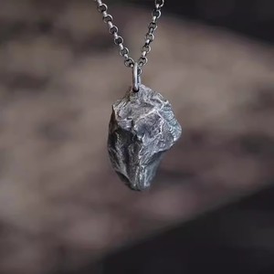 Colar Vintage OEM para Homens com Pingente de Pedra Preta Irregular, Design Simples e Único de Meteorito, Joias Masculinas da Moda para Uso Diário A - Product Image 1
