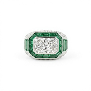 Bague KIVORA en platine 950 avec diamant de laboratoire taille radiant de 2,53 carats, sertissage invisible, halo émeraude pavé, bande large, certifiée IGI - Product Image 3