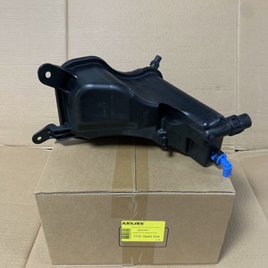 ถังพักน้ำสำหรับ BMW E90 E84 พลาสติก 2 ลิตร แบบขันเกลียว อะไหล่ทดแทน หมายเลข 17137567462 - Product Image 3