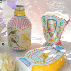 Vase en céramique à fleurs pastorales, avec des oiseaux, des hirondelles et des roses, style sophistiqué, décorations florales pour la maison, décorations de salon - Product Image 4