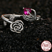 Bague Halloween en argent sterling 925, main squelette sculptée tenant un zircon en forme de cœur, associée à un motif rose vieilli vintage