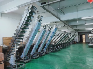 Elevador de cubo vertical de alta capacidad con tolva de elevación inclinada personalizada para alimentos con cinta transportadora - Product Image 5