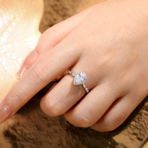 Proveedor de Joyería de Diseño Personalizado, Anillos de Compromiso, Aniversario y Fiesta de Plata de Ley 925 con Zirconia en Forma de Corazón y Corte Pera - Product Image 6