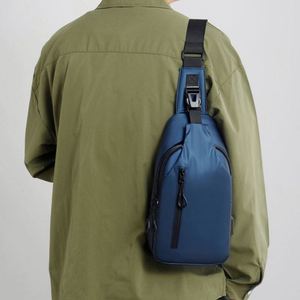 Bolso Bandolera Unisex Casual de Moda, Nuevo Diseño, de PU Impermeable, con Correa Cruzada y Cierre USB, Color Sólido - Product Image 5