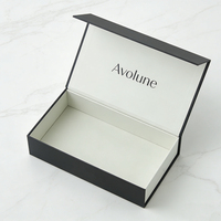 Boîte cadeau rigide en papier recyclable de luxe avec fermeture magnétique, logo personnalisé en relief, doublure en éponge, couleur personnalisée, pour vêtements et chaussures