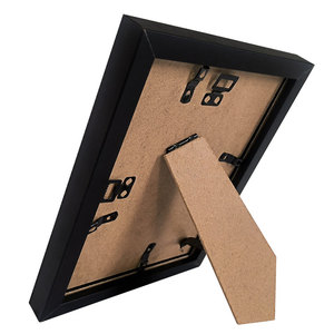 Cadre photo en bois MDF noir moderne et tendance de 50 x 70 cm, très vendu en Allemagne, adapté à la suspension murale et au placement sur un bureau - Product Image 6