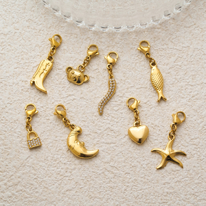 Une paire de bottes, une <span class=keywords><strong>boucle</strong></span>, un petit poisson, une étoile de mer, la lune, un ver de terre, une forme de cœur, un pendentif en forme <span class=keywords><strong>d</strong></span>'<span class=keywords><strong>ours</strong></span> - Product Image 3