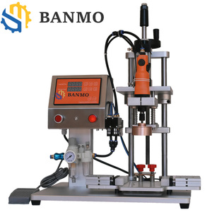 Máquina <span class=keywords><strong>de</strong></span> apriete y tapado <span class=keywords><strong>de</strong></span> <span class=keywords><strong>botellas</strong></span> <span class=keywords><strong>de</strong></span> <span class=keywords><strong>vidrio</strong></span> <span class=keywords><strong>de</strong></span> plástico pequeña semiautomática - Product Image 1