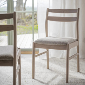 Sedia da Pranzo Moderna in Rovere Bianco Massiccio con Schienale Ergonomico Curvo, Finitura Laccata Bianca, Seduta in Tessuto, Set di 2 Senza Montaggio - Product Image 1