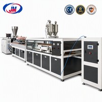 Ligne d'extrusion automatique de panneaux muraux en PVC, machine de fabrication de portes WPC pour la production de panneaux de placards en composite bois-plastique 600-1200 mm