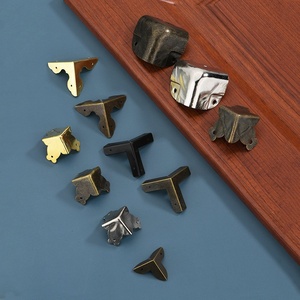 Nouvelle boîte en bois de style chinois antique, en fer bronze foncé, avec coins renforcés, protection des quatre côtés, emballage de boîte. - Product Image 1