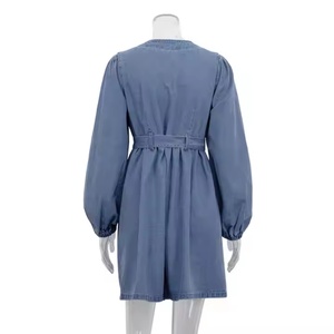 Vestidos de otoño al por mayor de alta calidad para mujer, vestido informal de mezclilla con cuello en V profundo y manga larga, vestido de mezclilla deslavada con efecto ácido. - Product Image 5
